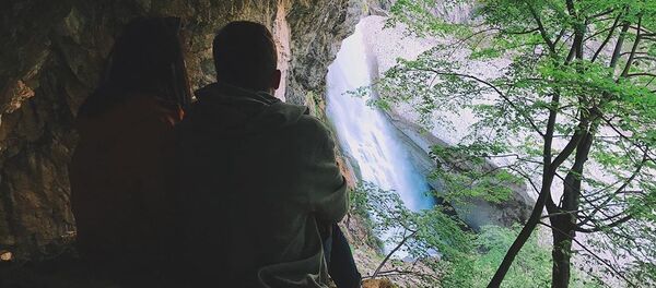 Туристы около водопада в Абхазии - Sputnik Абхазия