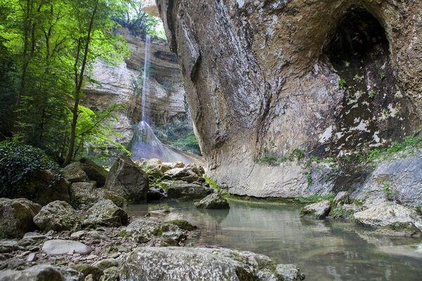Шакуранский водопад расположен в одноименном ущелье, в Гулрыпшском районе Абхазии. - Sputnik Абхазия