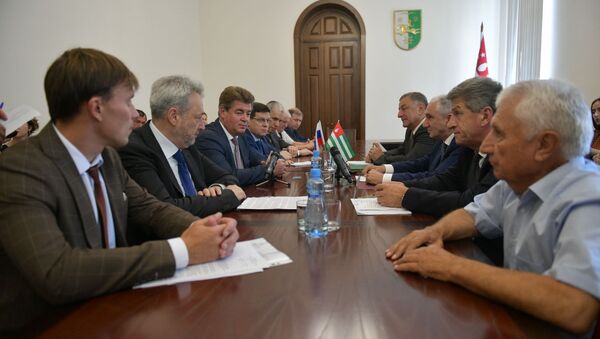 Встреча Премьер-министра с представителями Федерального агентства воздушного транспорта РФ РОСАВИАЦЯ - Sputnik Абхазия