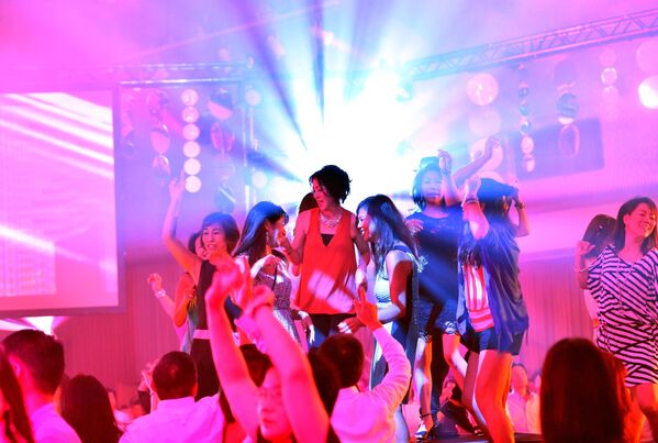 Люди на дискотеке в бальном зале отеля Takanawa Prince в Токио - Sputnik Абхазия