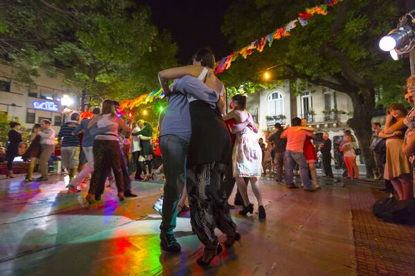 Люди танцуют танго на главной площади Сан-Тельмо в Буэнос-Айресе, Аргентина - Sputnik Абхазия