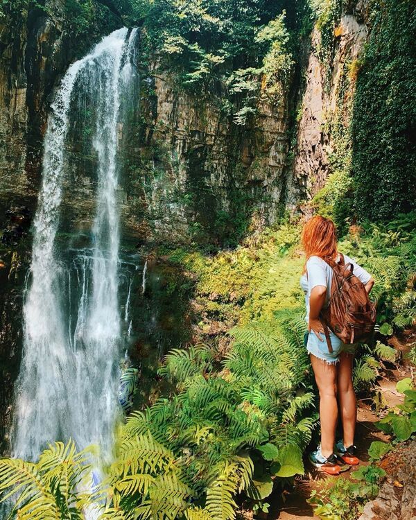 Девушка у водопада в Абхазии - Sputnik Аҧсны