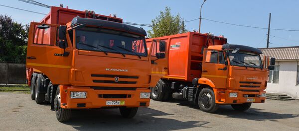 Два автомобиля КамАЗ для перевозки и прессования бытовых отходов передали сухумскому Спецавтохозяйству Два автомобиля КамАЗ для перевозки и прессования бытовых отходов передали сухумскому Спецавтохозяйству - Sputnik Абхазия