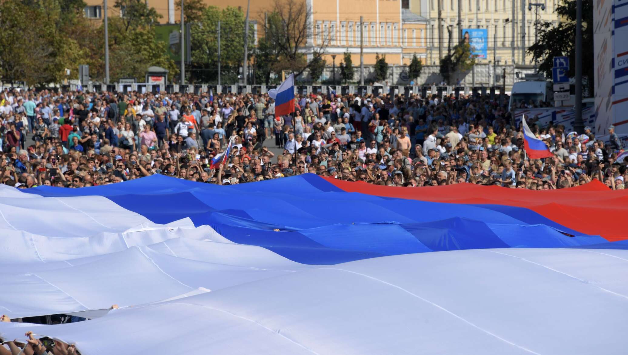 Тысячи знамен. День флага. День флага Москва. День России митинг концерт. Концерт в честь дня флага.