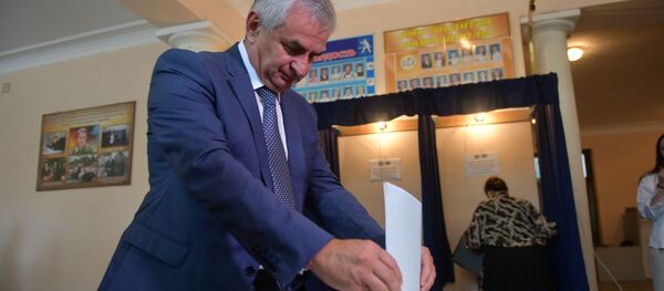 Рауль Хаджимба принял участие в голосование Рауль Хаджимба принял участие в голосование - Sputnik Абхазия
