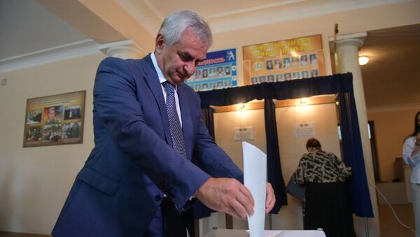 Рауль Хаджимба принял участие в голосование  - Sputnik Абхазия