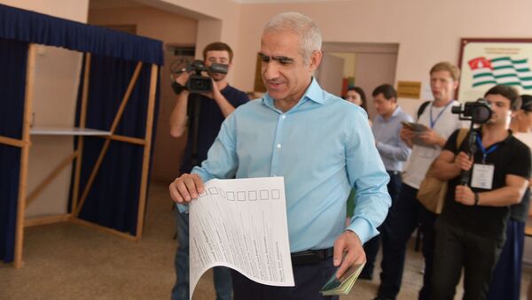 Астамур Тарба принял участие в голосовании  - Sputnik Абхазия