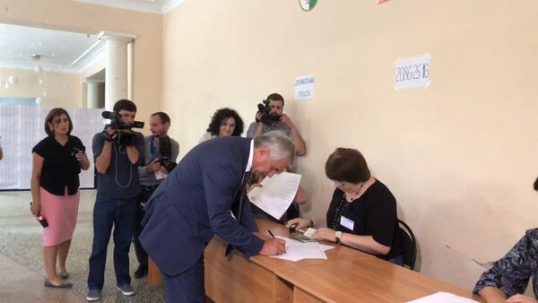 Рауль Хаджимба проголосовал на выборах президента Абхазии - Sputnik Абхазия