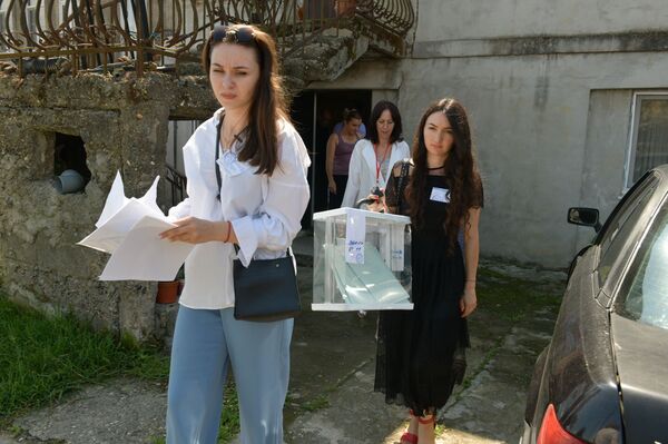 Член выездной избирательной комиссии: на дому в Сухуме проголосуют 13 человек - Sputnik Абхазия