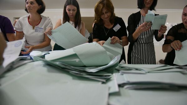 Подсчет избирательных бюллетеней  - Sputnik Абхазия