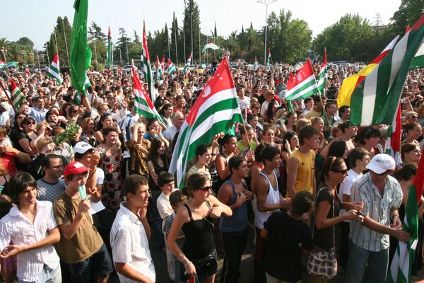 26 августа 2008 года на Площади Свободы в Сухуме собралось большое количество людей. - Sputnik Абхазия