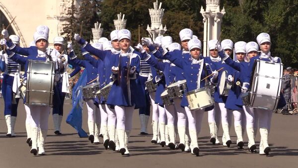 Барабаны, волынки, зажигательные танцы: шествие участников Спасской башни - Sputnik Абхазия