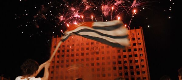 На улицах Сухуми местные жители выражают радость по поводу признания независимости республики Абхазия Российской Федерацией На улицах Сухуми местные жители выражают радость по поводу признания независимости республики Абхазия Российской Федерацией - Sputnik Абхазия