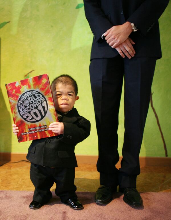 24-летний Эдвард Нино Эрнандес из Колумбии, признанный самым маленьким мужчиной в мире - Sputnik Абхазия
