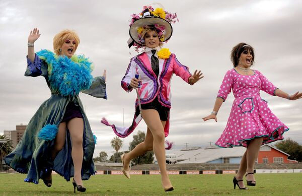 «Мужские сестры» в Мельбурне собираются присоединиться к остальным в попытке побить мировой рекорд на «самое большое количество людей, бегущих на каблуках» - Sputnik Абхазия