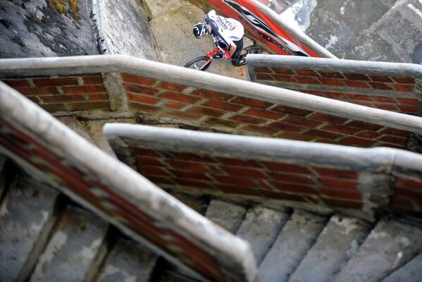 Велосипедист Ксавье Запата едет по лестнице монолита Пьедра дель Пенол в Гуатапе, Колумбия - Sputnik Абхазия
