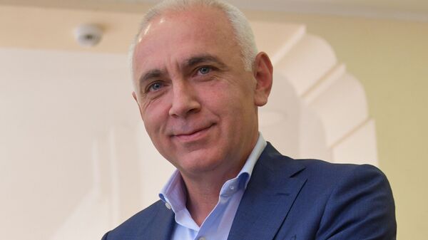 Кандидат Алхас Квициниа во время голосования на выборах президента Абхазии - Sputnik Абхазия