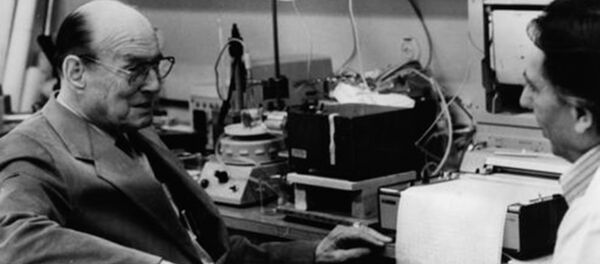 Манфред фон Арденне в лаборатории - Sputnik Абхазия