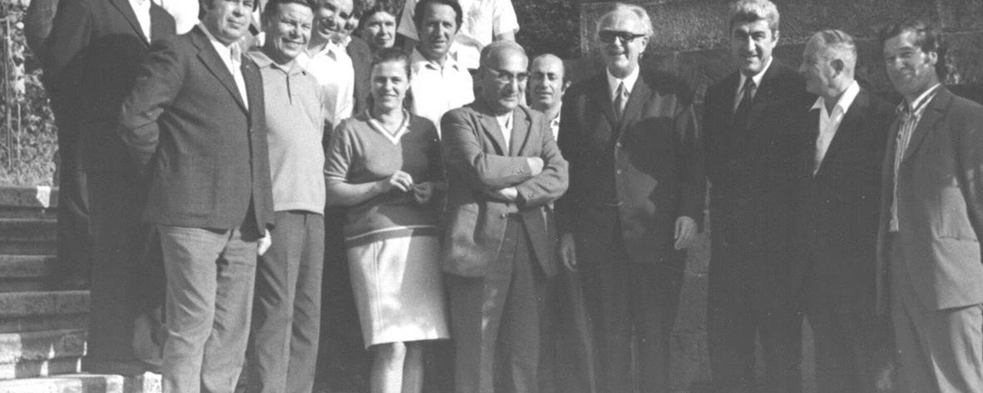 Макс Штеенбек и руководство СФТИ с сотрудниками лаборатории «Токамак» - Sputnik Абхазия, 1920, 29.08.2019