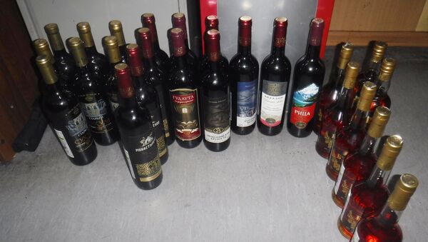 На российско-абхазской границе сочинские таможенники пресекли незаконный ввоз сокрытой алкогольной продукции - Sputnik Абхазия