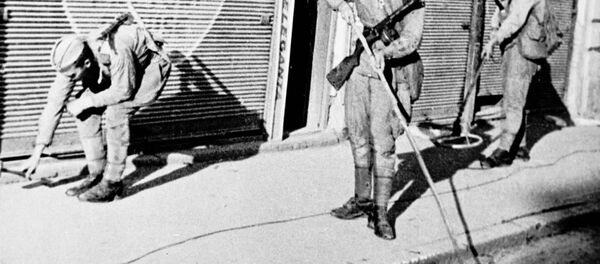 Отступая из Бухареста, немецкие войска заминировали улицы, индустриальные объекты, магазины и склады. Cоветские солдаты обезведили сотни мин. - Sputnik Абхазия