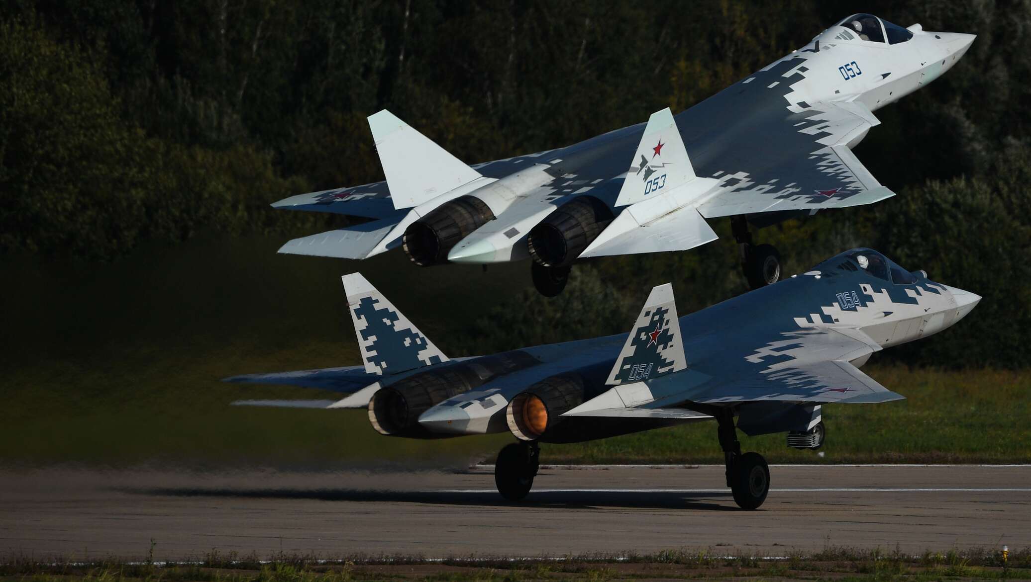 Изделие 30 5. Истребитель 5 поколения России Су-57. Су-57 двухдвигательный реактивный самолёт. Многофункциональный истребитель пятого поколения Су-57. Военный самолет Су 57.