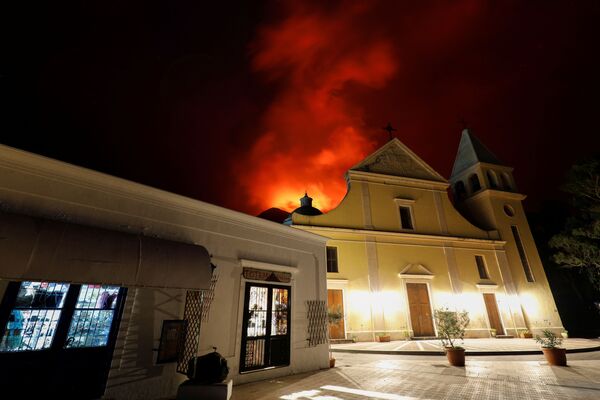 Над домами Стромболи поднимается возникший в результате извержения вулкана дым - Sputnik Абхазия