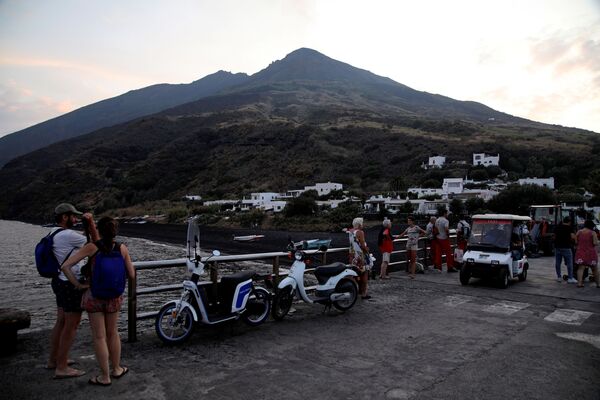 Туристы разглядывают вулкан Стромболи на следующий день после извержения - Sputnik Абхазия