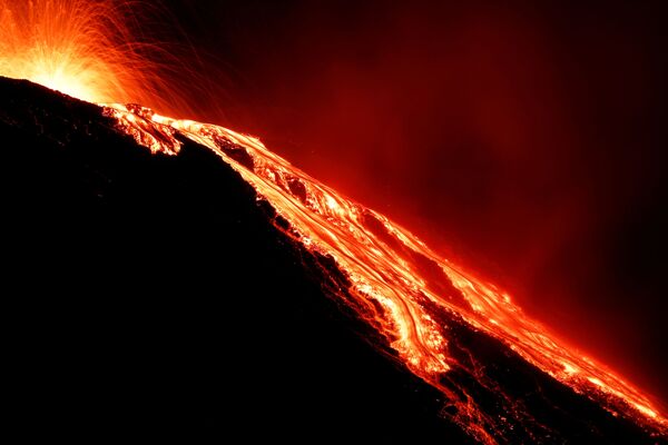 Лава течет из вулкана Стромболи на следующий день после извержения - Sputnik Абхазия