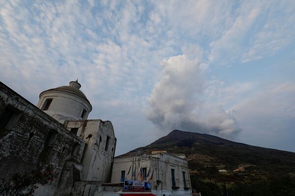 Дым над вулканом после второго извержения на острове Стромболи, Италия - Sputnik Абхазия
