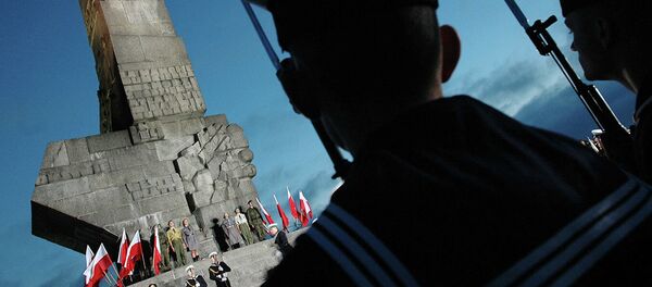 Польский солдат у памятника защитникам Вестерплатте в Гданьске Польский солдат у памятника защитникам Вестерплатте в Гданьске - Sputnik Абхазия