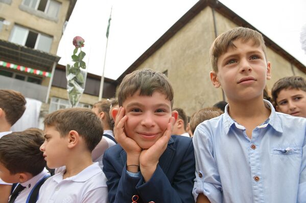 День знаний в этом году пришелся на второе сентября. В 155 школ Абхазии впервые пошли более 27 тысяч школьников - Sputnik Абхазия