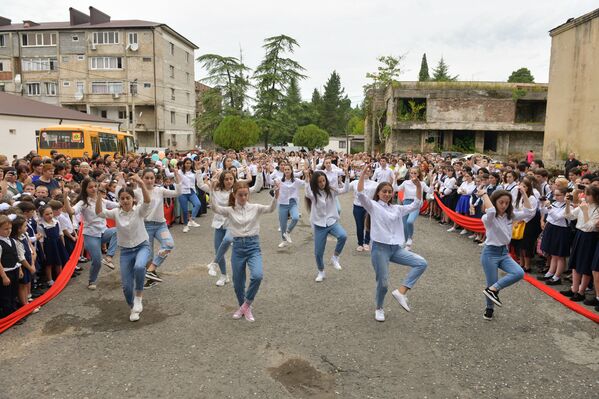 Первый звонок в школах города Гал - Sputnik Абхазия