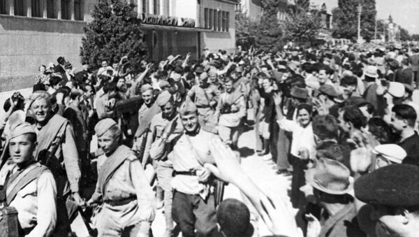 Освобожденные жители Болгарии приветствуют бойцов Красной армии. Великая Отечественная война (1941-1945) - Sputnik Абхазия