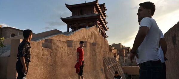 Люди в районе старого города Кашгар  Люди в районе старого города Кашгар  - Sputnik Абхазия