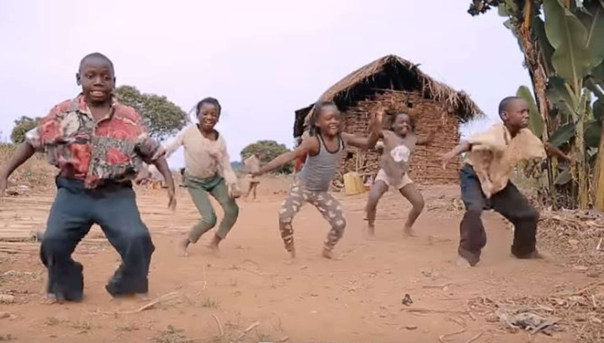 Где негры танцуют. Дети в Африке танцуют. Дети из Африки танцуют. Африканские дети танцуют видеоролик. Masaka Африка.