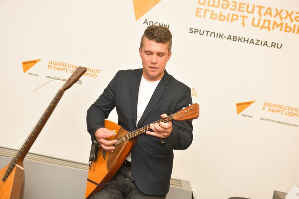 Пресс-конференция известного российского балалаечника Андрея Кирякова - Sputnik Абхазия