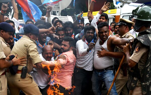 Члены Конгресса Карнатаки во время столкновений с полицией во время протеста против премьер-министра Индии Нарендры Моди и министра внутренних дел Амита Шаха в Бангалоре - Sputnik Абхазия
