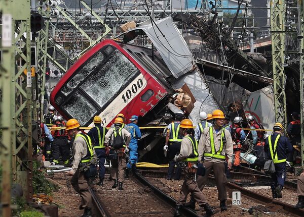 Последствия столкновения поезда с грузовиком на перекрестке в Иокогаме, Япония  - Sputnik Абхазия