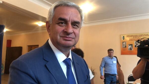 Рауль Хаджимба проголосовал во втором туре выборов президента Абхазии - Sputnik Абхазия