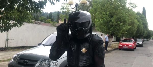 Избиратель Вахит Керимов приехал на выборы президента Абхазии на мотоцикле - Sputnik Абхазия