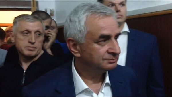 Хаджимба вышел к сторонникам и объявил предварительные итоги выборов президента Абхазии - Sputnik Абхазия
