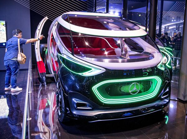 Посетитель фотографирует концепт-кар Mercedes Vision Urbanatic на международном автомобильном салоне во Франкфурте - Sputnik Абхазия