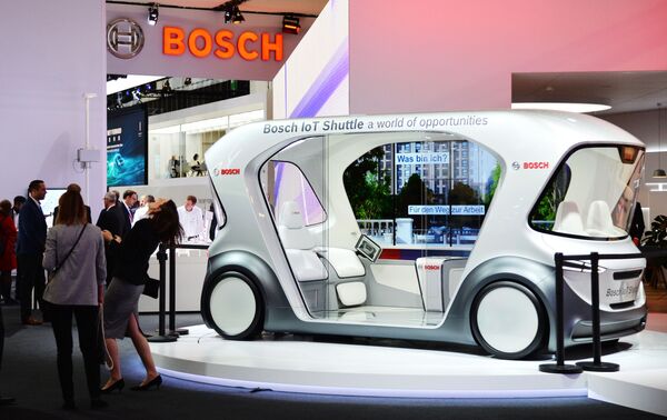 Посетители у автомобиля Bosch IoT Shuttle на международном автомобильном салоне во Франкфурте - Sputnik Абхазия