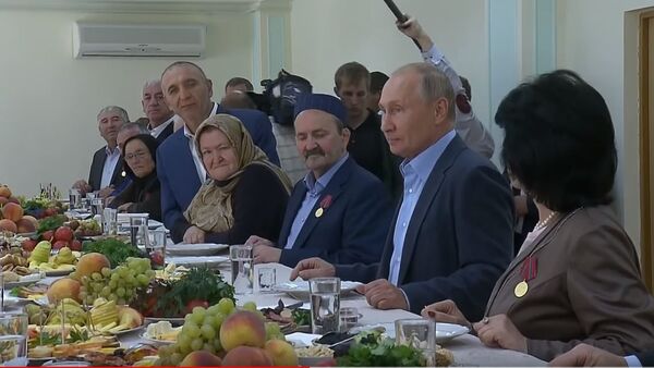 Вы приглашали — я приехал: в Дагестане Путин сдержал обещание 1999 года и выпил стопку - Sputnik Абхазия