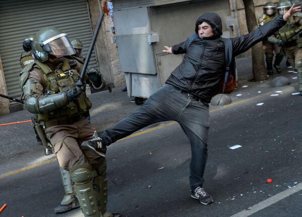 Столкновения демонстрантов с полицией во время митинга в ознаменование 46-й годовщины военного переворота во главе с генералом Аугусто Пиночетом, Чили - Sputnik Абхазия