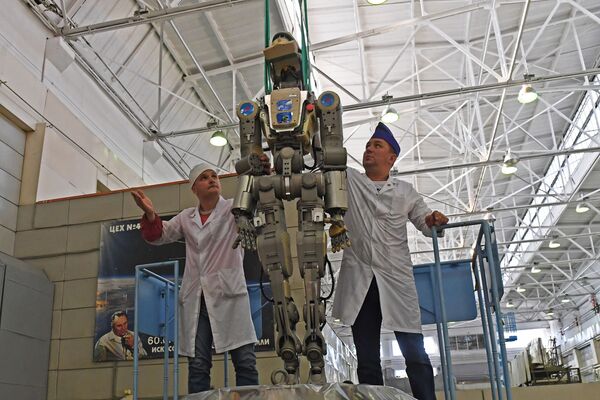 Сотрудники ракетно-космической корпорации Энергия извлекают робота Федора из спускаемого аппарата космического корабля Союз МС-14 после полета на МКС в Московской области - Sputnik Абхазия