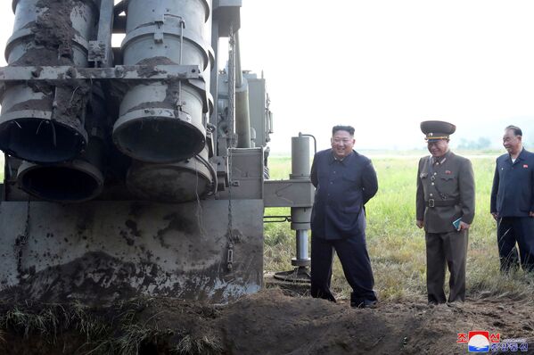 Лидер Северной Кореи Ким Чен Ын принимает участие в испытании многоцелевой ракетной пусковой установки - Sputnik Абхазия