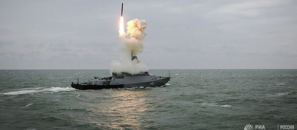 Малый ракетный корабль Град Свияжск запускает ракету калибр - Sputnik Абхазия