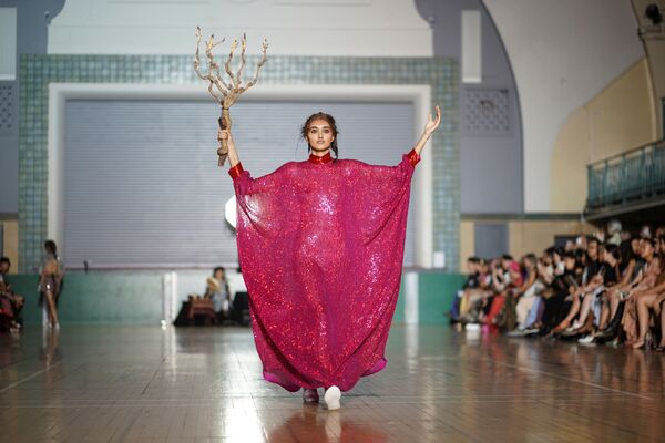 Модель во время показа коллекции дизайнера Ashish на Лондонской неделе моды - Sputnik Абхазия